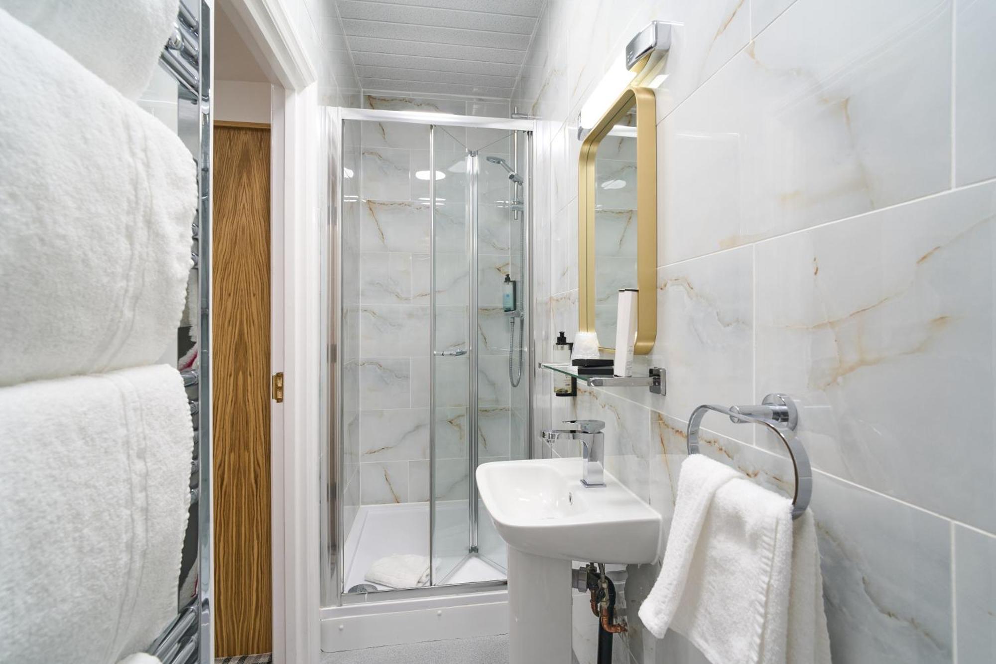 Best Western Greater London Илфорд Экстерьер фото